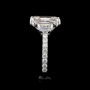 Anillo de Tres Piedras Radiantes de Diamante Cultivado en Laboratorio de 4.87 Quilates, Oro de 18 Quilates, Duradero, Proveedor al por Mayor, OEM, ODM, Listo para Exportar, Joyería Fina - Product Image 1