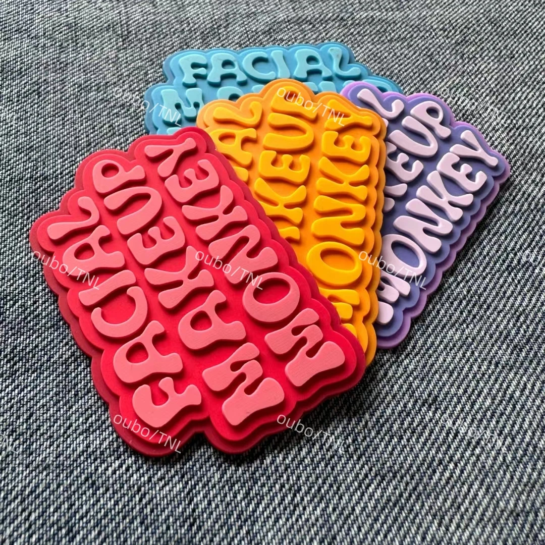 Eco-friendly Personalizado Em Relevo Logo Silicone PVC 3D Borracha Macia Patches Personalizado Marca vestuário & processamento acessórios