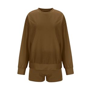 Ensemble 2 pièces personnalisé avec logo vintage, style urbain, pour femme, été, couleur unie, sweat-shirt à manches courtes et col rond, coupe classique, et short en molleton - Product Image 3