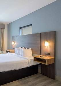 Metropolitan Sophisticated <b>Satin</b>-Stitch Classic Hotel Bedding Bundle Cloud-Soft Minimalist Series Wrinkle-Resistant Luxury 400TC - Product Image 2