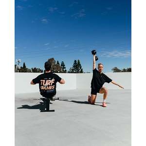 T-shirt surdimensionné en coton Turf Games Melbourne FLX - Logo noir sur le devant - Product Image 3