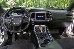 SUV de Tamaño Completo de Ultra Alto Rendimiento 2023, Motor V8 Supercargado, Mejoras Enfocadas en la Pista y Características Premium - Product Image 5