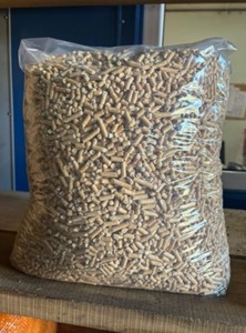 เม็ดไม้สนคุณภาพพรีเมียม ขายส่งจำนวนมาก ปริมาณน้อยละเถ้า 3% แคลอรี่ 3800J ความหนาแน่น 600 กรัม สำหรับอุตสาหกรรมและที่อยู่อาศัย - Product Image 3