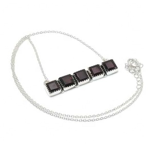 Colgante de Plata de Ley 925 con Baño de Rodio y Granate, Diseño Clásico, el Regalo Perfecto para Aniversario - Product Image 1