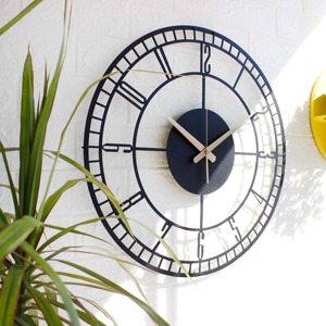 Reloj de pared de metal negro redondo de diseñador con encanto minimalista, perfecto para sala de estar, dormitorio, oficina, cocina y pasillos elegantes - Product Image 1