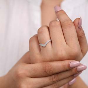 Anillo Clásico en Forma de V con Diamante Cultivado en Laboratorio, Corte Chevron, Plata de Ley, Opciones en Oro, Claridad VS - Colección de Anillos de Diamantes Elegantes - Product Image 6