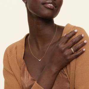 Élégant et élégant collier en or jaune 14 carats avec pendentif en grappe de chevrons de laboratoire certifié IGI chaîne de 17 pouces pour femme - Product Image 4