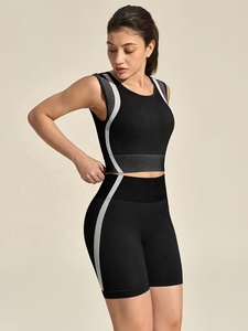 Ensemble de yoga 2 pièces noir pour femme, col rond, dos nageur, crop top, short taille haute, rayures latérales, respirant, sans couture, vente en gros OEM - Product Image 4
