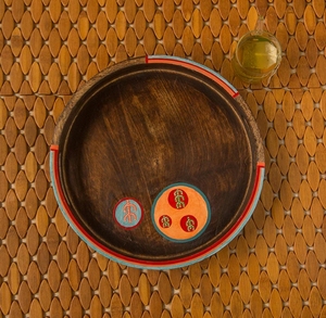 Oasis Sert Plateau de service rond peint à la main en bois de manguier Plateau de service décoratif en bois de manguier Farmhouse & Vintage Centerpiece - Product Image 2