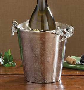 Cubo de hielo de metal dorado cepillado con textura perforada y pinzas. Disponible en la galería para alojamiento de lujo. - Product Image 6