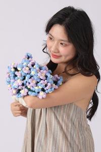 Bouquet de roses éternelles et petite fleur de marguerite au crochet fait main pour l'été, et couverture au crochet pour toutes les occasions festives - Product Image 6