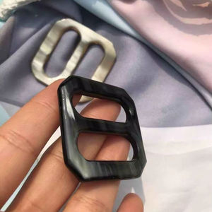 Anillo para Bufanda de Cuerno de Búfalo con Pulido Suave que Agrega Elegancia Suave y Sujeción Segura a Cualquier Bufanda de Alta Calidad - Product Image 1