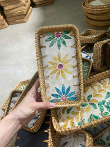 Plateau en rotin incrusté de nacre, rotin naturel tissé à la main, coquille pour servir, Vietnam par 99 Gold Data - Mme Violet - Product Image 1