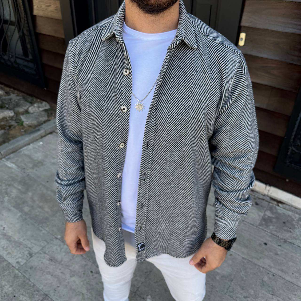 สีเทาเข้ม