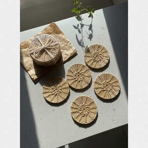 แผ่นรองแก้วหวายทำมือสไตล์ชนบท ขนาด 4 นิ้ว ผิวธรรมชาติ ผลิตในอินเดีย กันลื่น เหมาะสำหรับงานแต่งงาน งานเลี้ยง และตกแต่งบ้าน - Product Image 1