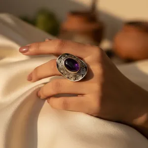 Bague de cocktail ovale en argent 925 pour femme avec pierre d'améthyste, design géométrique bohème, bijou tendance pour tous les jours - Product Image 1