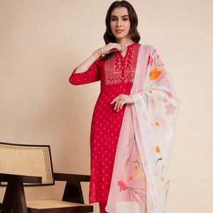Elegante y Estiloso Conjunto de Kurta Roja de Rayón con Cuello en V, Manga Tres Cuartos, Largo hasta la Rodilla, con Pantalón y Dupatta, con Hermoso Bordado - Product Image 1