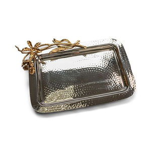 Plateau Rectangulaire en Acier Inoxydable avec Design Martelé Floral Or Accent Dessus de Table Écologique pour Snacks Alimentaires Service de Restauration - Product Image 1