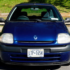Renault <span class=keywords><strong>Clio</strong></span> d'<span class=keywords><strong>occasion</strong></span> de 2000, sans réserve, version britannique, berline, 25 400 miles, boîte manuelle 5 vitesses, États-Unis Titre - Product Image 1
