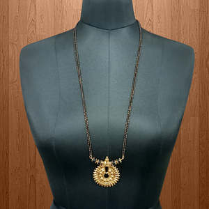 Kriaa 1503040 Fine Chaîne Mangalsutra Collier Perles Noires avec Plaqué Or - Product Image 1