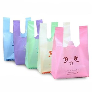 Bolsa de camiseta HDPE/LDPE gruesa impresa con logotipo personalizado para comestibles y bolsas de mercancías de embalaje de plástico - Product Image 1
