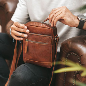 Bolsa de Pecho de Cuero de Diseño Personalizado al por Mayor, Bolsa de Pecho de Cuero de Color Sólido de la Mejor Calidad para Hombre - Product Image 2