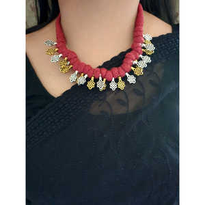 Conjunto de collar de hilo de doble tono granate chapado en oro y rodio hecho de aleación de metal para ocasiones de fiesta - Product Image 1