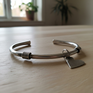 Brazalete Abierto de Latón Plateado con Dije de Corazón, Joyería Vintage Elegante y Minimalista - Product Image 1