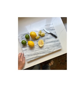 Tabla de cortar de mármol resistente que ofrece una superficie estable para cortar carne, verduras, frutas y hierbas con facilidad para uso diario. - Product Image 4