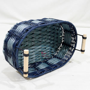 Panier en plastique tissé à la main écologique avec poignées en bois, bleu marine, artisanat rustique, rangement pour la cuisine - Product Image 3