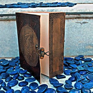 Journal en cuir A5 gaufré licorne carnet de croquis fait à la main cahier de calligraphie en papier vintage pour les amoureux des animaux domestiques - Product Image 2