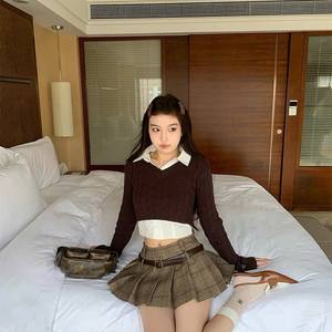 Ensemble chic de pull court en tricot doux et jupe à carreaux pour un style élégant au quotidien - Product Image 3