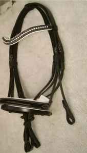 Brida de caballo de lujo de alta calidad hecha de cuero de vaca genuino en diseño atractivo Juego de tachuelas de equipo de equitación ajustable - Product Image 2