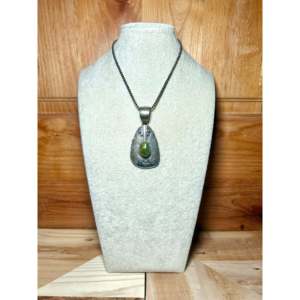 Pendentif Royston en turquoise et argent sterling, fabriqué par des artisans navajo, avec technologie de sertissage en clos. - Product Image 5