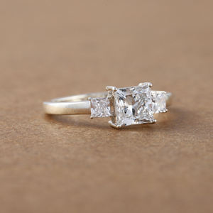 2,50 TCW Princess Cut Lab Grown Diamond Three Stone Setting Anillo de compromiso de platino lujoso Anillo de regalo para mujeres IGI - Product Image 2