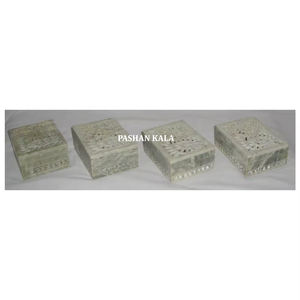 Cajas de joyería rectangulares de piedra jabonosa natural, únicas y antiguas, con diseño tallado a mano, ideales para regalos festivos y reventa. - Product Image 1