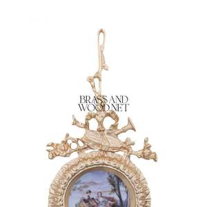 Cadre mural orné en laiton doré avec oeuvre en porcelaine décoration vintage faite à la main design en laiton de luxe pour intérieurs classiques - Product Image 3