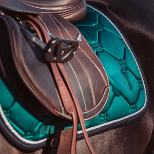 Design anglais en coton matelassé avec doublure douce Tapis de selle équestre respirant Logo et design personnalisés pour un soutien confortable - Product Image 5