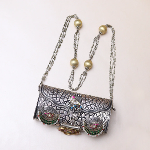 Embrague de metal dorado antiguo con diseños florales en relieve y un borde inferior festoneado Disponible Adornos de jardín en stock al por mayor - Product Image 2