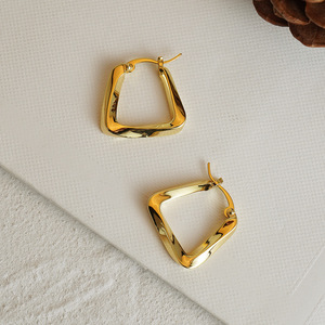 Vente en gros de boucles <span class=keywords><strong>d</strong></span>'oreilles créoles classiques pour femmes en acier inoxydable plaqué <span class=keywords><strong>or</strong></span>, idéales pour les cadeaux et <span class=keywords><strong>l</strong></span>'usage quotidien, vente en gros OEM ODM - Product Image 3