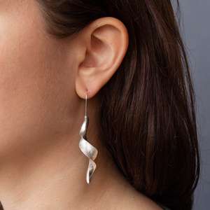 ต่างหูเกลียวทรงยาวสวยสร้างขึ้นจากเงินแท้925สเตอร์ลิงพร้อมพื้นผิวที่ตัดกันเหมาะสำหรับทุกโอกาส - Product Image 3