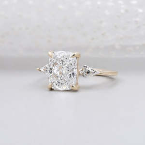 Anillo de Diamantes con Corte Cojín de 3 Piedras y Piedras Laterales en Forma de Cometa, Certificado por IGI, en Oro Amarillo - Product Image 4