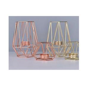 Portavelas de metal con acabado antiguo para agregar encanto y carácter a la decoración de su comedor o sala de estar - Product Image 1