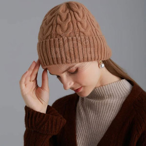 Bonnet style urbain en matière légère, idéal pour les tenues décontractées, les voyages et le confort hivernal quotidien - Product Image 4