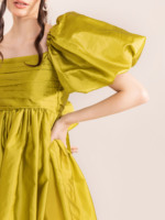 Nouvelle Collection 2026 Robe de Soirée Femme Vert Éclatant à Manches Courtes, Une Pièce, avec Liens au Dos, en Taffetas de Soie Tissé, Taille Naturelle, Coupe Basse