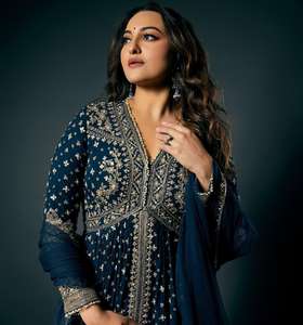 Costume en fausse Georgette brodé lourd et haut de broderie en fausse Georgette Dupatta et Lehenga avec bordure en dentelle Dupatta - Product Image 2