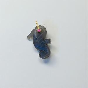 Pendentifs sculptés en labradorite naturelle en forme d'hippocampe |   Charmes d'animaux en pierres précieuses faits à la main en gros - Product Image 1