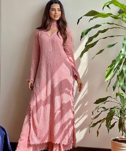 Vestido largo de diseñador nuevo con estilo largo Precio más bajo Mercado Surat Gujarat Ropa étnica Fabricación Mercado textil Ropa - Product Image 1