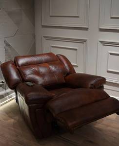 Fauteuil inclinable électrique moderne grand format en cuir, avec dossier coussiné, accoudoirs rembourrés et structure métallique, idéal pour se détendre et se repose. - Product Image 6