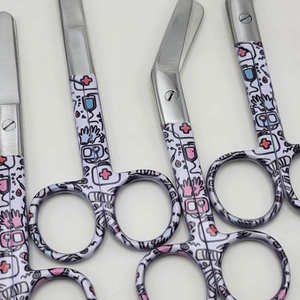 Nouvelles ciseaux à pansements Lister pour soins infirmiers 5,5 pouces, poignée de couleur à motifs assortis par SurgiRight - Product Image 4